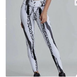 Noli Yoga Aspen Black and White Leggings, size Small